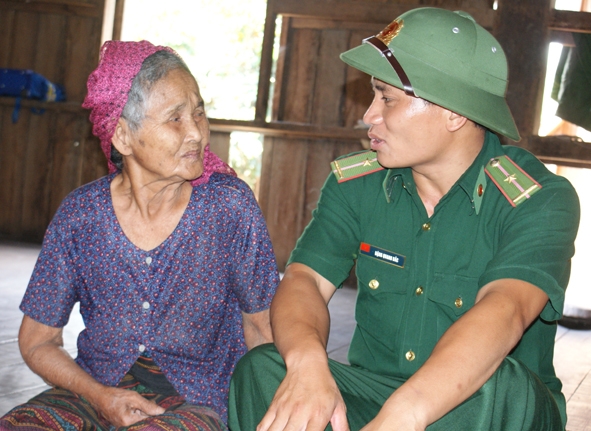 Y sĩ,  trung úy Đặng  Quang Bắc  thăm hỏi, người già neo đơn trong buôn.