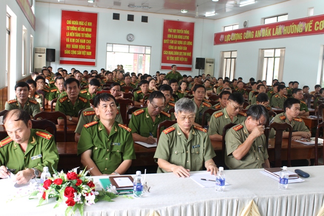 Đông đảo cán bộ, chiến sĩ Công an tỉnh tham gia lễ phát động.