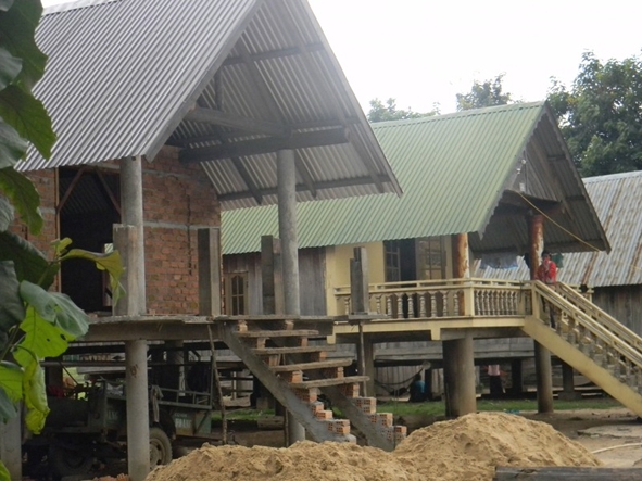 Người dân sống quanh hồ Lak đầu tư xây dựng nhà dài truyền thống để phục vụ du khách.