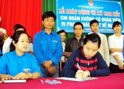 Thanh niên phường Tân Tiến (TP. Buôn Ma Thuột) ký cam kết không mua bán, tàng trữ, sử dụng chất ma túy trái phép.
