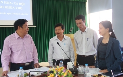 Trưởng Ban Văn hóa -Xã hội Võ Quang Tuyên trao đổi với đại diện các Sở 