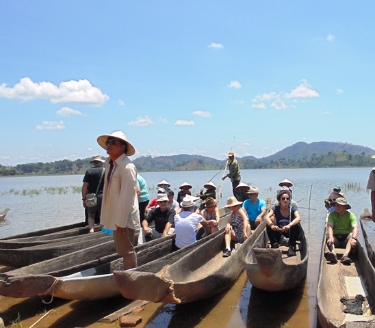 Việc đưa khách tham quan hồ Lak bằng thuyền độc mộc đã giúp tăng thu nhập cho nhiều người dân (Ảnh: Đ.T)