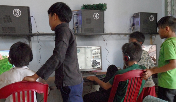 Trẻ em trong quán Internet ở thôn Ea Lang (xã Cư Pui).
