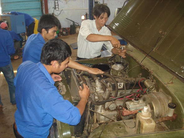 Dạy sửa chữa động cơ ô tô tạiTrtường Cao đẳng nghề Dak Lak.