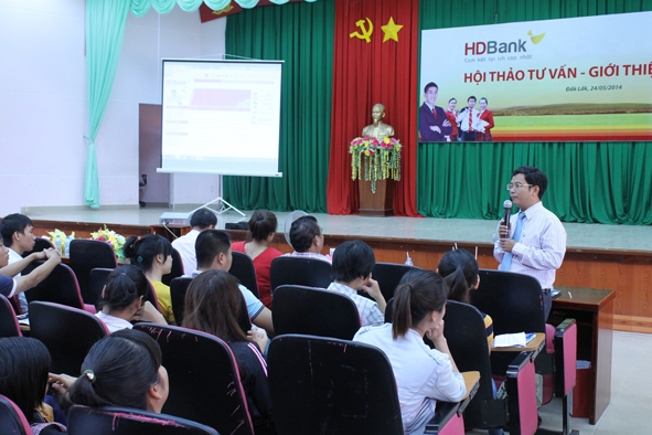 Rất đông sinh viên đến tham gia một buổi hội thảo tư vấn - giới thiệu việc làm  do Ngân hàng HDbank tổ chức tại Trường Đại học Tây Nguyên.