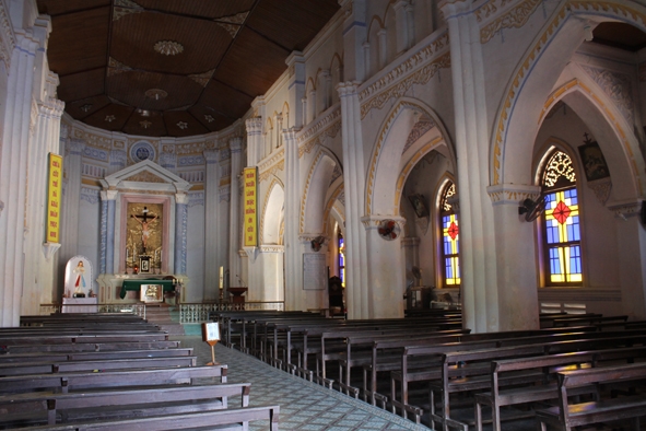 Thánh đường uy nghi bên trong nhà thờ Mằng Lăng với nhiều sắc màu sặc sỡ.