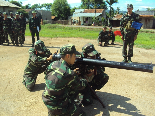 Huấn luyện kỹ thuật bắn súng cho Trung đội ĐKZ.
