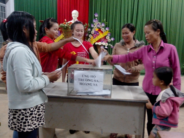 Hưởng ứng ủng hộ Trường Sa, Hoàng Sa tại Hội Phụ nữ xã Dang Kang (huyện Krông Bông).  Ảnh: Nguyễn Thị Hương