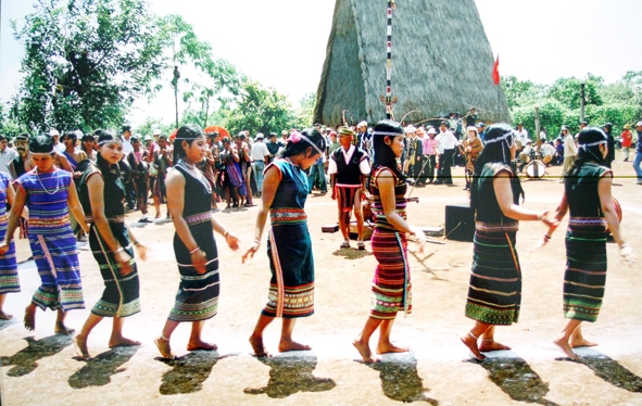 Vòng xoay của dân làng Kon H’ring trong Lễ hội mừng mùa  khi còn ngôi nhà rông cũ.