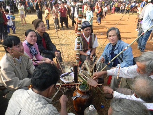 Đầu năm 2014, Lễ hội mừng mùa của Kon H’ring được tổ chức trước sân nhà văn hóa cộng đồng buôn chứ không phải ở ngôi nhà rông khiến nhiều người kém vui.
