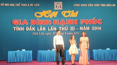 Phần thi tự giới thiệu của gia đình anh Mai Hồng Việt - Lê Thị Thúy Loan (TP. Buôn Ma Thuột)