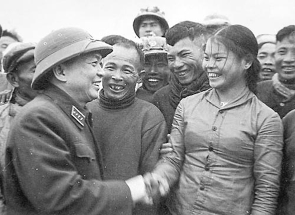 Đại tướng Võ Nguyên Giáp khen ngợi nhân dân địa phương  và anh chị em công nhân đội vận tải Sông Gianh, Quảng Bình đã góp phần đắc lực trong việc vận chuyển hàng ra tiền tuyến năm 1968.      Ảnh: T.L