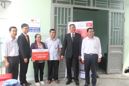 Liên hiệp các  tổ chức hữu nghị tỉnh phối hợp với mặt trận tổ quốc huyện Kr ông Bông tặng nhà tình thương cho người dân xã Khuê Ngọc Điền