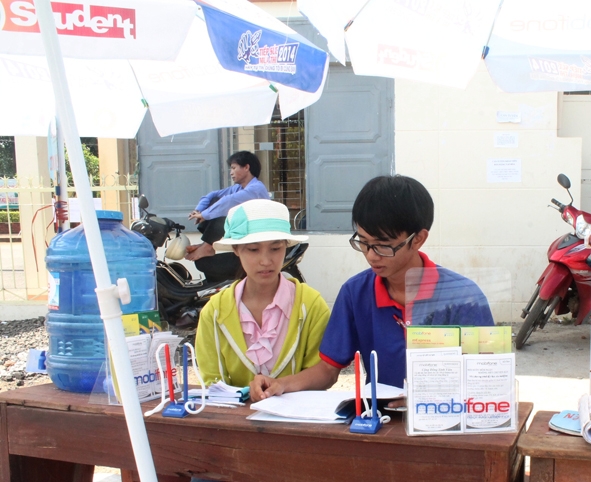 Thanh niên tình nguyện tư vấn cho thí sinh tham dự kỳ thi tuyển sinh đại học năm 2014 tại Trường Đại học Tây Nguyên.