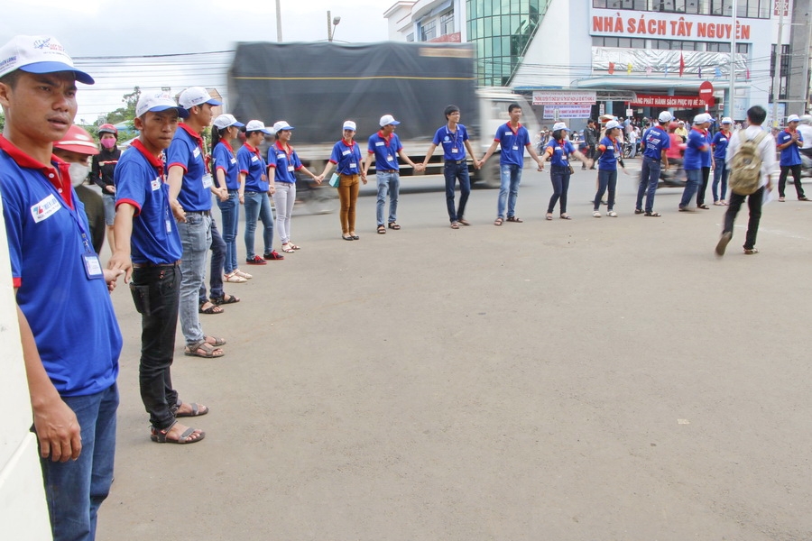 Dàn hàng bảo đảm an toàn giao thông cho thí sinh