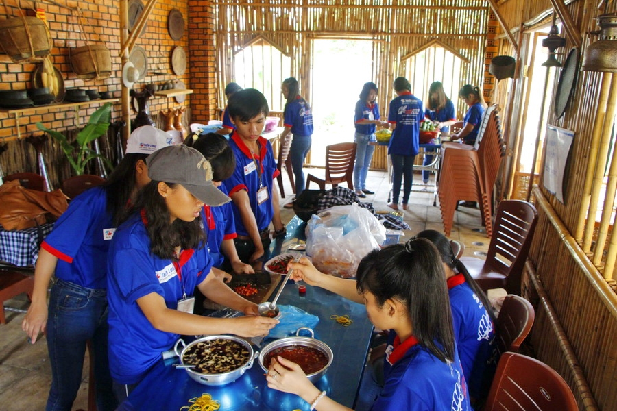 Trong khi đó, tại những điểm nấu ăn miễn phí, rất đông các bạn sinh viên tình nguyện tổ chức nấu cơm miễn phí cho sĩ tử