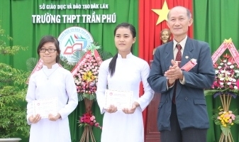 Chủ tịch Hội Khuyến học tỉnh Hà Ngọc Đào tặng học bổng học sinh nghèo hiếu học Trường THPT Trần Phú