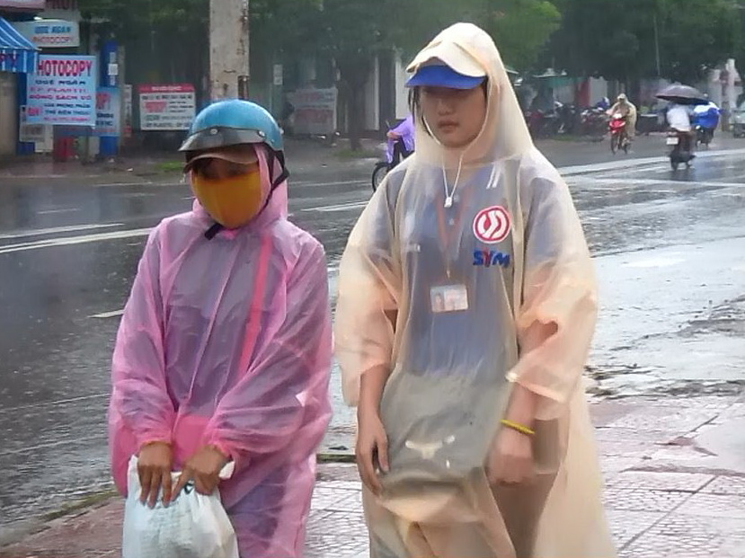 Mặc dù trời mưa to nhưng các sinh viên tình nguyện vẫn hết lòng giúp đỡ thí sinh