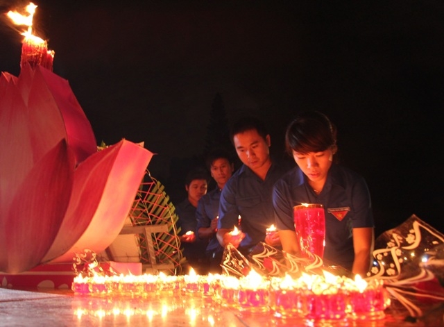 Đoàn viên thanh niên tham gia lễ thắp nến tri ân, một hoạt động thường niên trong dịp 27-7