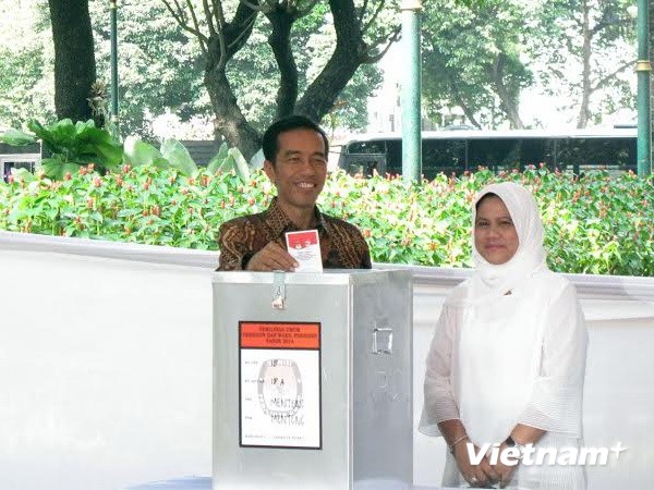 Ứng cử viên tổng thống Indonesia Joko Widodo tham gia bỏ phiếu. (Nguồn: Vietnam+)