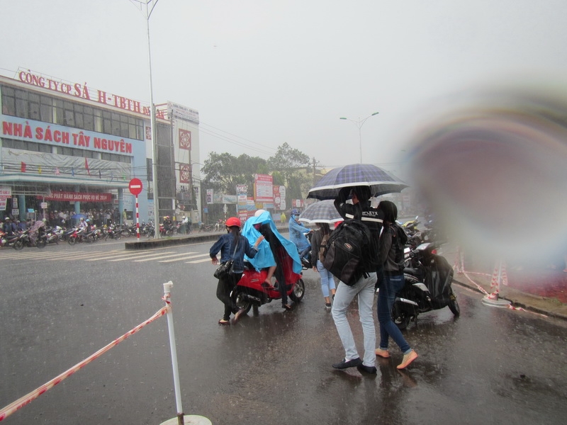 Ngay sau kết thúc giờ thi, một cơn mưa nặng hạt trên địa bàn thành phố đã gây không ít khó khăn cho thí sinh