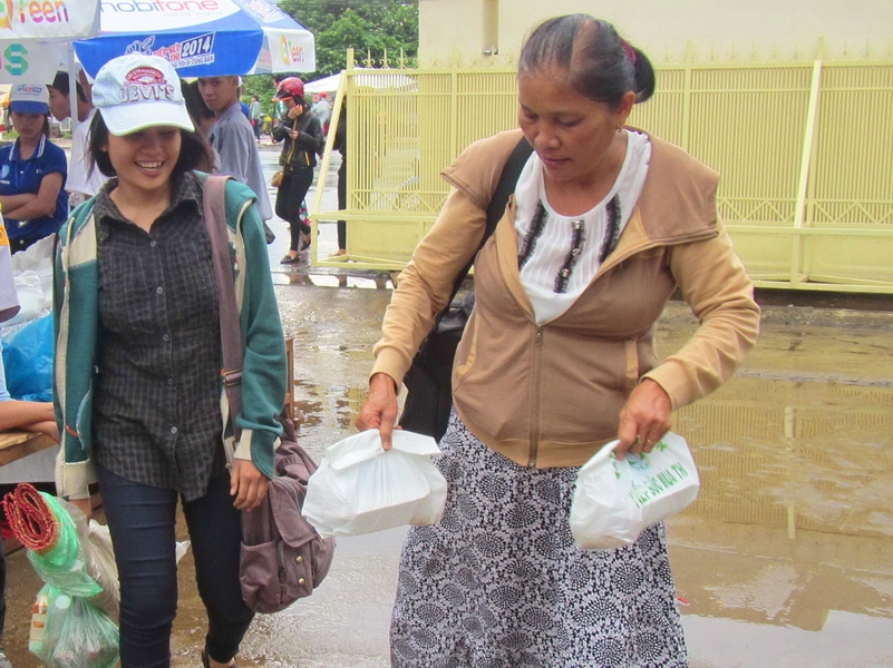 Niềm vui của hai mẹ con đồng bào Chăm, đến từ Phan Rang khi nhận được những hộp cơm thiện nguyện