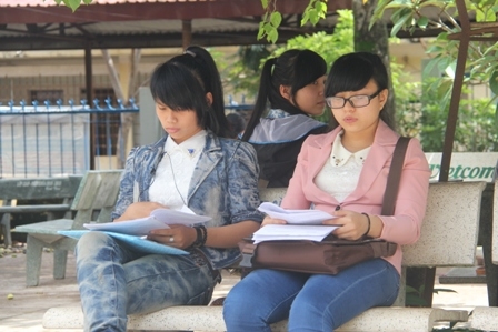 Vừa ra khỏi phòng thi, hai thí sinh Nguyễn Thị Phú và Trần Thị Kim Phượng (tại điểm thi Trường THPT Chuyên Nguyễn Du) tranh thủ ôn bài cho môn thi buổii chiều