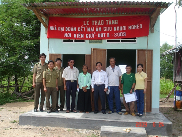 Bàn giao nhà đại đoàn kết tặng hộ nghèo tại xã Ia R’vê (huyện Ea Súp).  