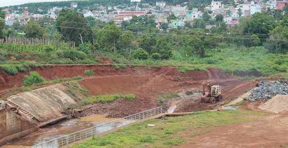 Công trình hồ chứa Ea Đrăng, huyện Ea H’leo đang được sửa chữa để bảo đảm an toàn trong mùa mưa lũ năm 2014.