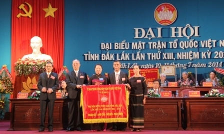 Phó Chủ tịch ủy ban Trung ương Mặt trận Tổ quốc Việt Nam tặng bức trướng