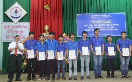 Lãnh đạo Trường Cao đẳng Nghề Dak Lak trao bằng tốt nghiệp cho học sinh 
