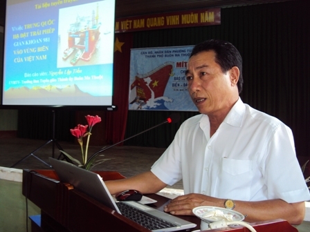 Trưởng Ban tuyên giáo Thành ủy Buôn Ma Thuột  Nguyễn Lập Tiến thông tin về tình hình biển Đông.
