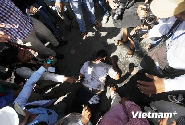 Cuộc đụng độ tại Quảng trường Dân chủ ở thủ đô Phnôm Pênh làm nhiều người bị thương nặng. 