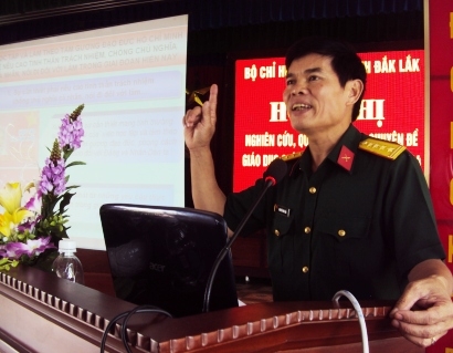 Đại tá Nguyễn Đức Hải, Phó Chủ nhiệm Chính trị Bộ Chỉ huy Quấn sự tỉnh phổ biến các chuyên đề cho học viên.