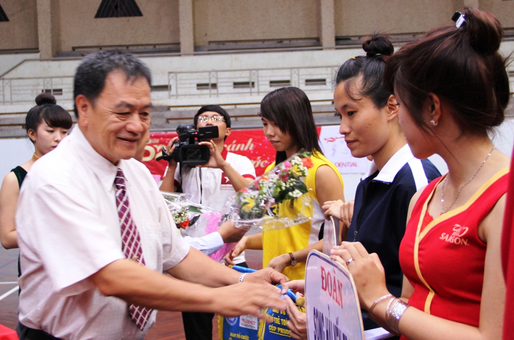 Phó Chủ tịch kiêm Tổng Thư ký Liên đoàn Bóng rổ Việt Nam (VBF) Nguyễn Quốc Quân tặng hoa, cờ lưu niệm các đội bóng tham gia Giải.