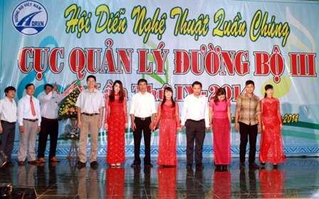 Đoàn diễn viên của Công ty cổ phẩn đường bộ Dak Lak ra mắt Ban Tổ chức Hội diễn tại lễ khai mạc. 