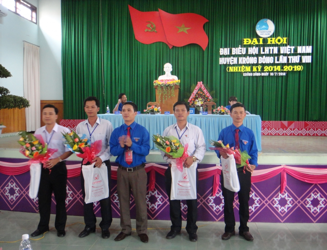 Anh Bùi Thanh Trung, Chủ tịch Hội (giữa) trao quà cho đại diện 4 tập thể có thành tích xuất sắc.