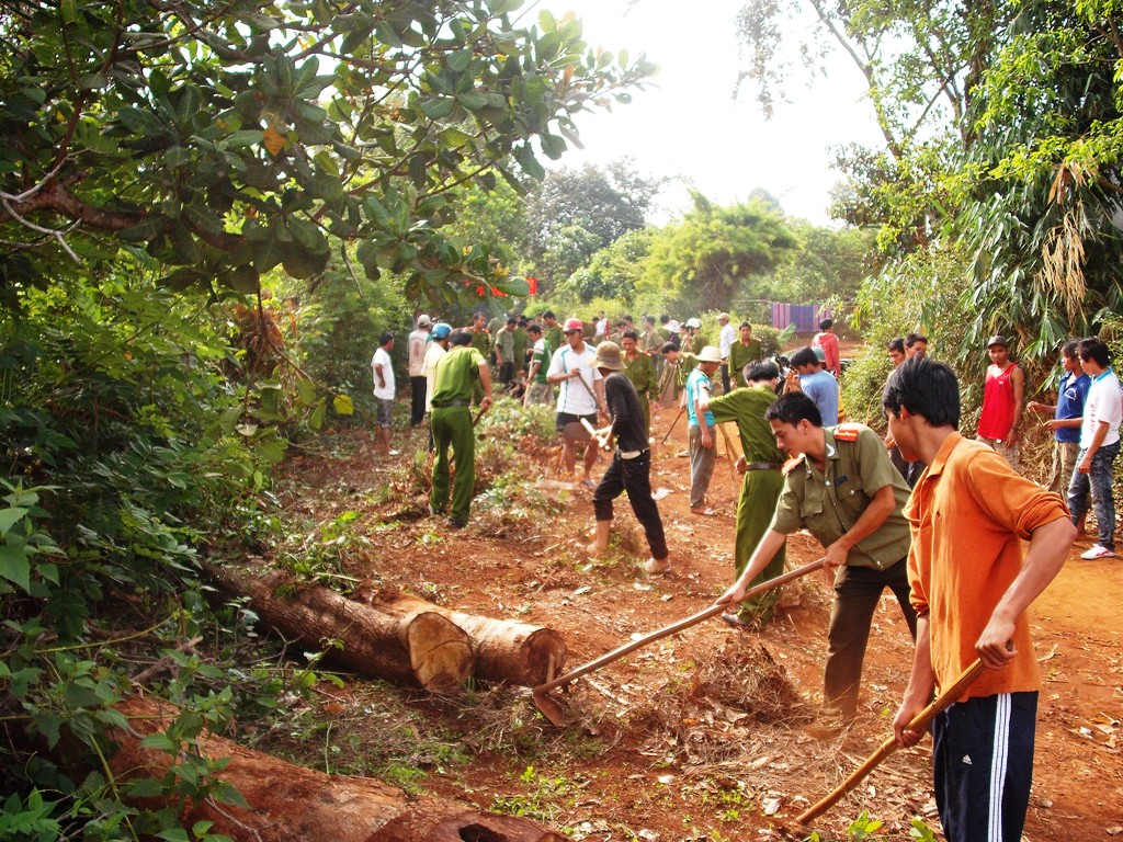 Đoàn viên, thanh niên Công an tỉnh lao động giúp buôn kết nghĩa.