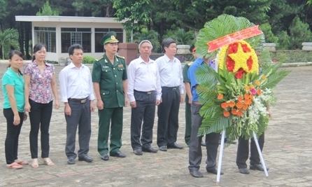Đoàn công tác tỉnh Thái Bình dâng hoa 