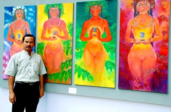 Họa sĩ  Y Nhi Ksor với tác phẩm “Bốn mùa”.