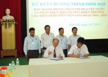 Lãnh đạo 2 Ban Thi đua-Khen thưởng và Liên đoàn Lao động tỉnh ký kết chương trình phối hợp.