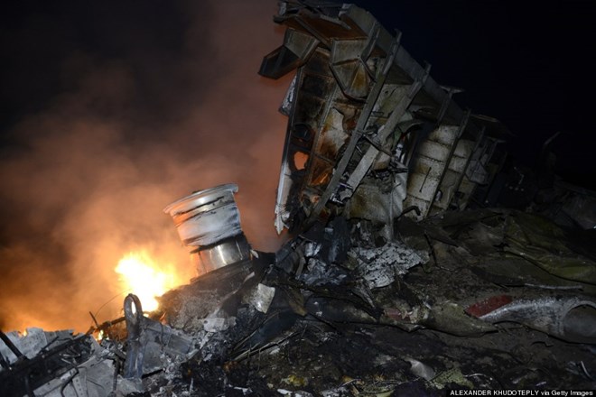 ửa cháy giữa đống đổ nát tại hiện trường vụ máy bay rơi. (Nguồn: AFP/Getty Images)