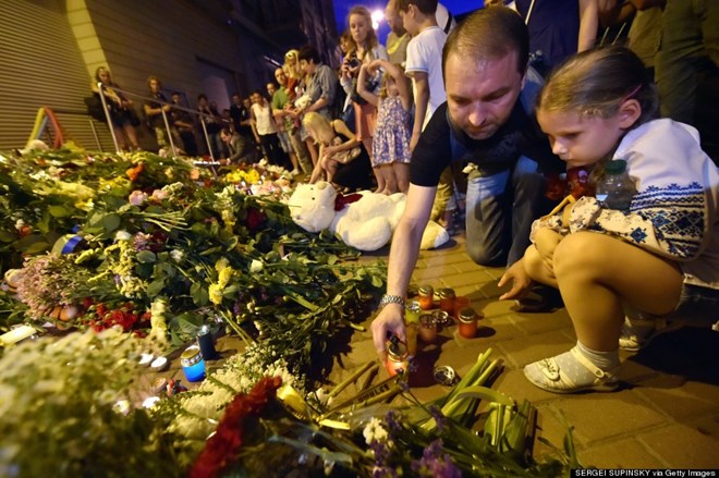 Đặt hoa và thắp nến trước cửa Đại sứ quán Hà Lan ở Kiev để tưởng nhớ nạn nhân vụ máy bay rơi. (Nguồn: AFP/Getty Images)