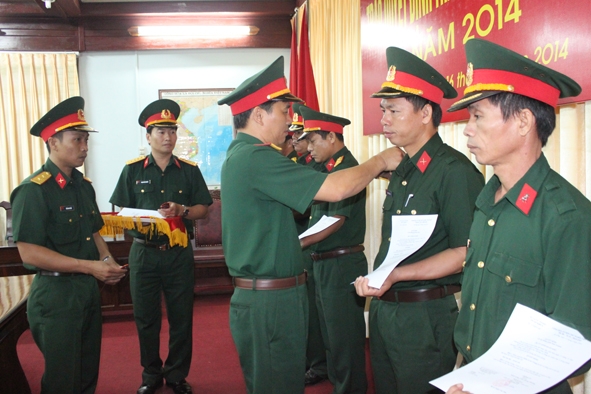 Đại tá Trịnh Văn Tâm, Phó Bí thư Thường trực Đảng ủy Quân sự, Chính ủy Bộ CHQS tỉnh gắn quân hàm cho các sĩ quan cấp tá.