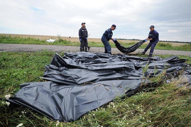 Nhân viên cứu hộ Ukraine vận chuyển thi thể nạn nhân vụ rơi máy bay MH17 ở miền Đông Ukraine. (Nguồn: AFP)