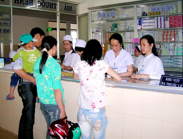 Nhà thuốc Bệnh viện Đa khoa Thiện Hạnh là một trong 3 cơ sở tiên phong của tỉnh thực hiện chuẩn GPP. Trong ảnh: Người dân mua thuốc tại Nhà thuốc Bệnh viện Đa khoa Thiện Hạnh.