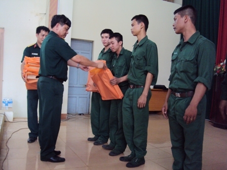 Đại diện Ban Chỉ huy Quân sự thành phố tặng quà cho các quân nhân trước khi về địa phương.