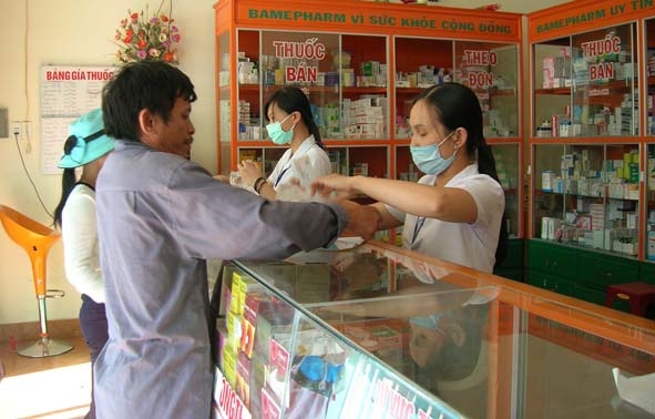 Dược sĩ tư vấn về thuốc cho người mua tại Nhà thuốc Bệnh viện Đa khoa tỉnh. 