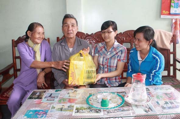 Chị Nguyễn Thị Thanh Việt (người thứ 2 từ phải sang) đến thăm hỏi, động viên gia đình thương binh Trần Thị Năm.