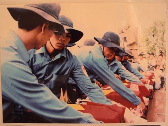 Các chiến sĩ Đội K51 quy tập, hồi hương hài cốt liệt sĩ Quân tình nguyện  và Chuyên gia Việt Nam hy sinh trong các thời kỳ chiến tranh ở Campuchia về nước.                                                                                            Ảnh: C.T.V